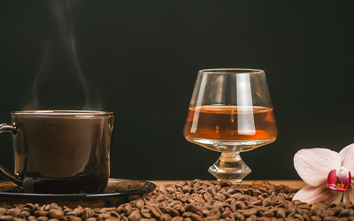 Beber café realmente reduz o efeito do álcool?