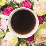 Café com flores para alegrar seu dia!